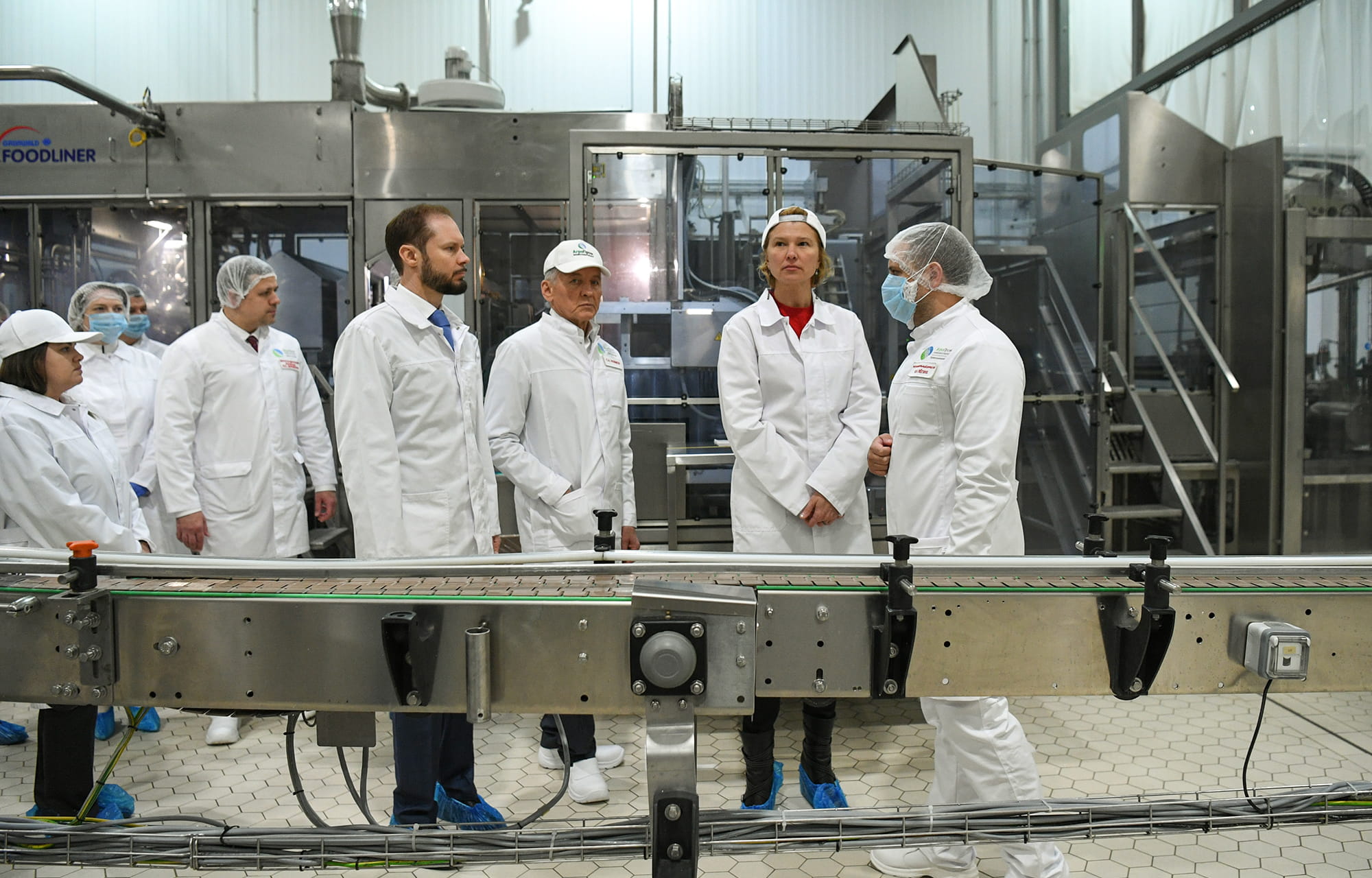 Виталий Королев и Оксана Лут осмотрели новую школу и предприятия Конаковского округа