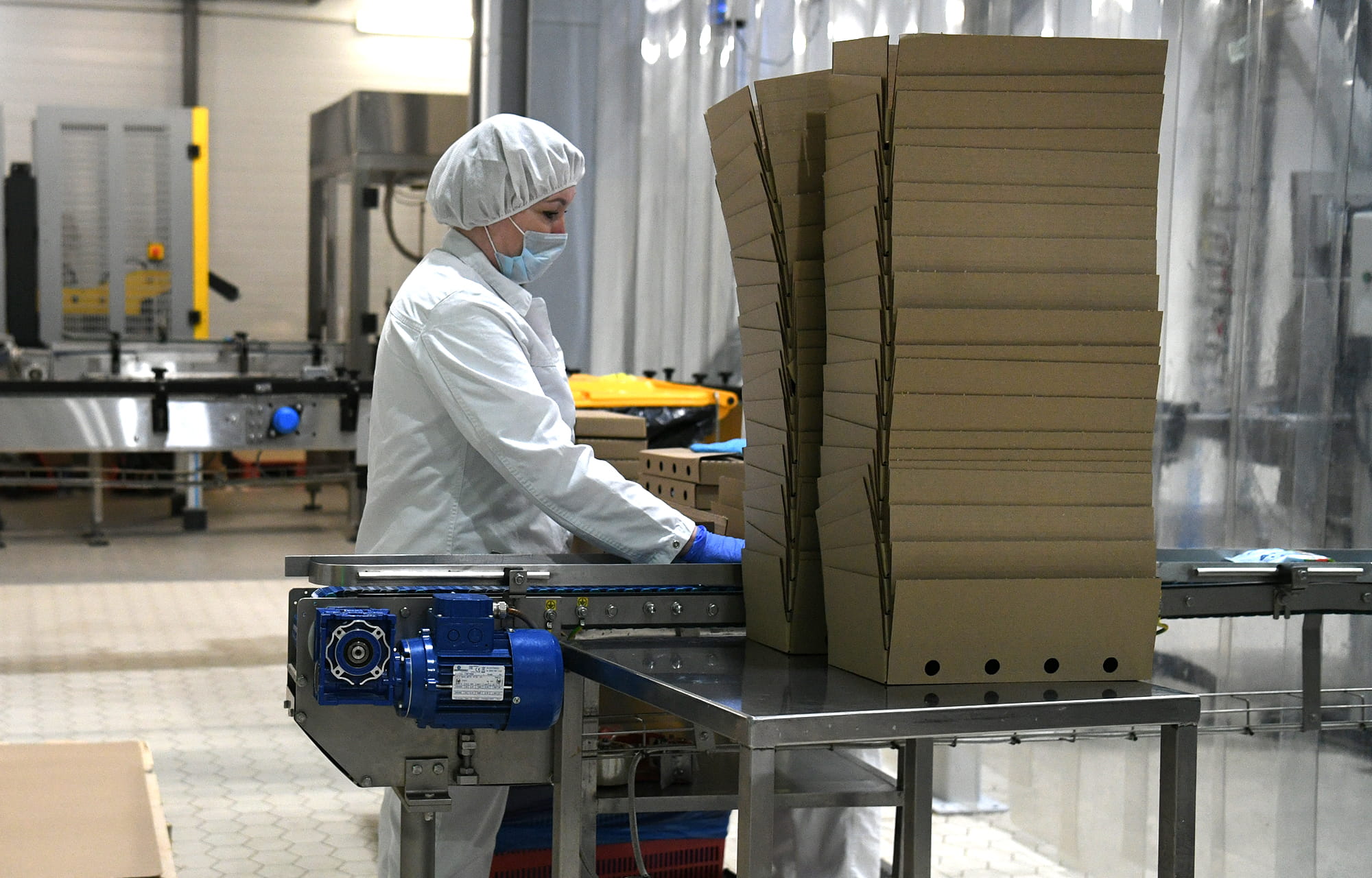 Виталий Королев и Оксана Лут осмотрели новую школу и предприятия Конаковского округа