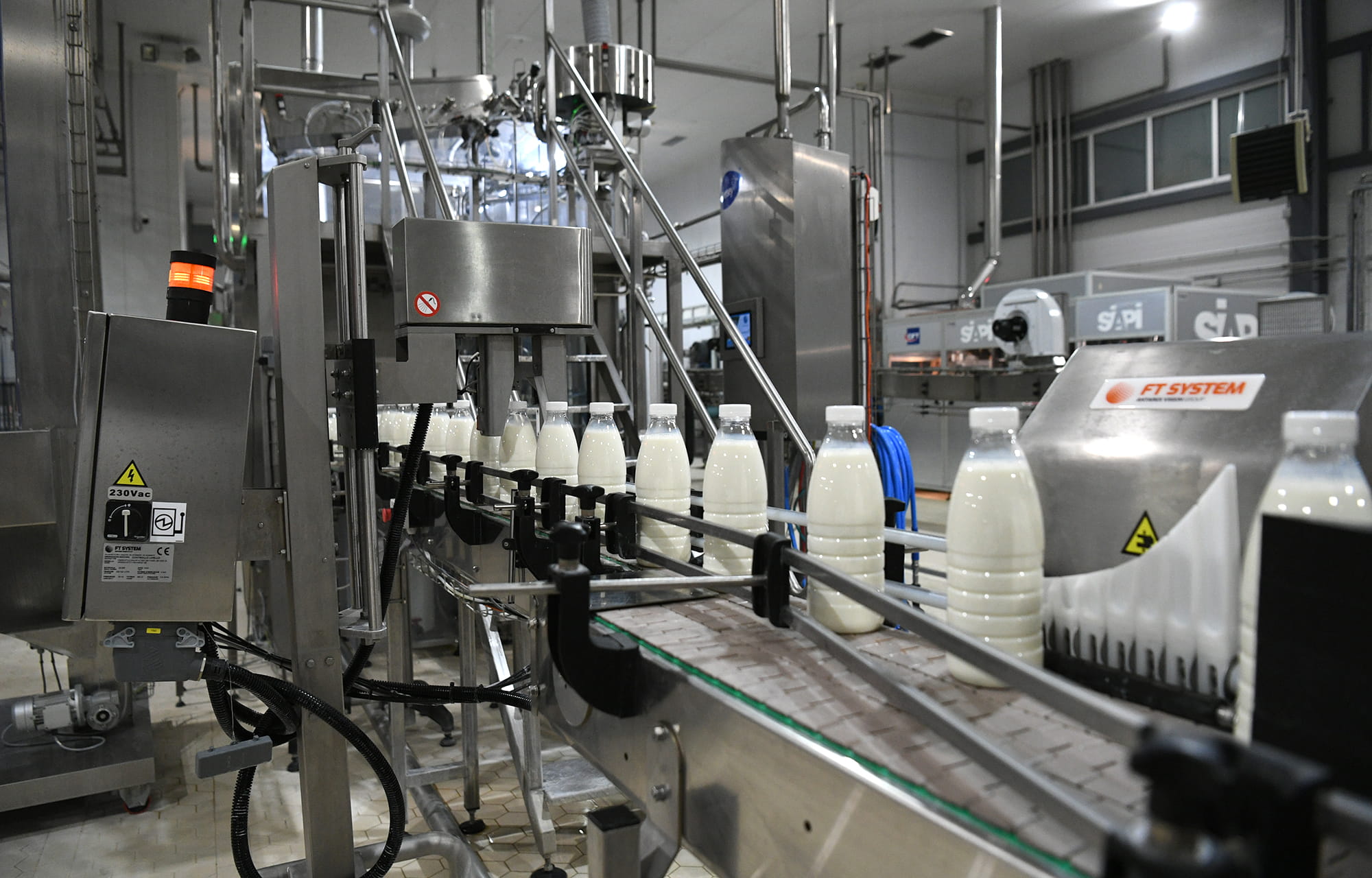 Виталий Королев и Оксана Лут осмотрели новую школу и предприятия Конаковского округа