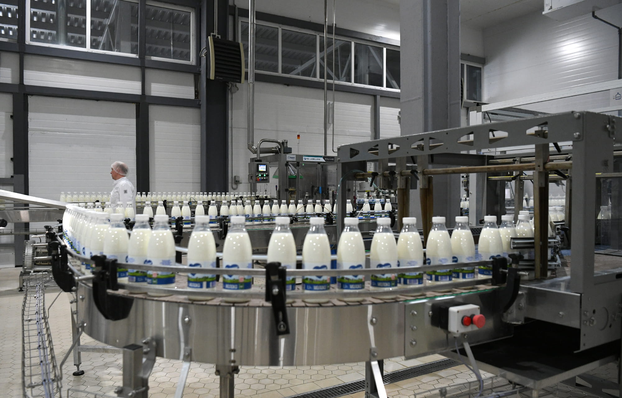 Виталий Королев и Оксана Лут осмотрели новую школу и предприятия Конаковского округа