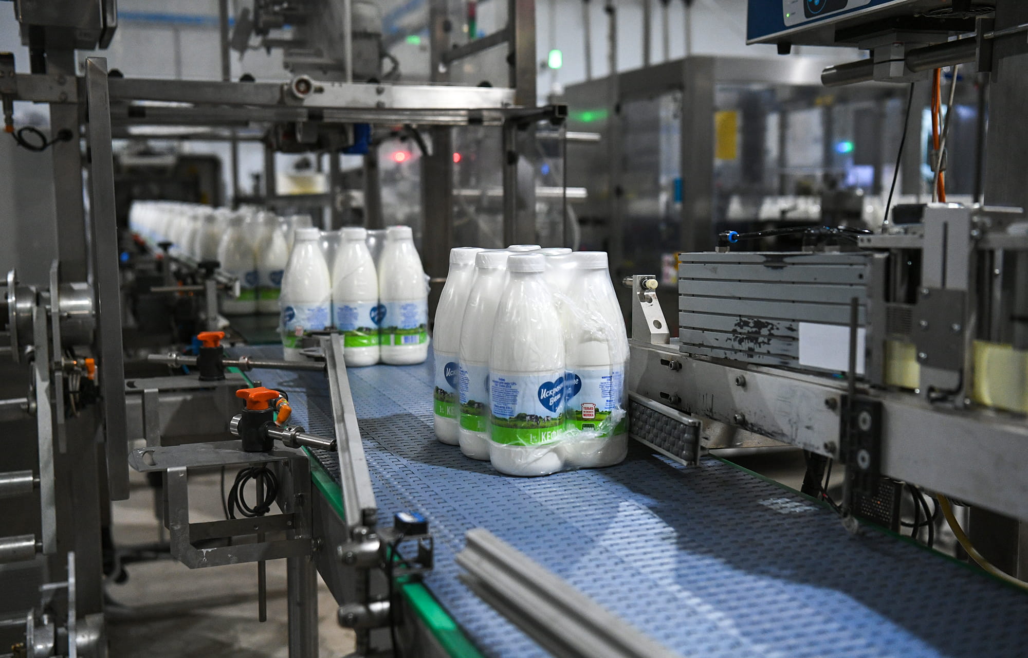 Виталий Королев и Оксана Лут осмотрели новую школу и предприятия Конаковского округа