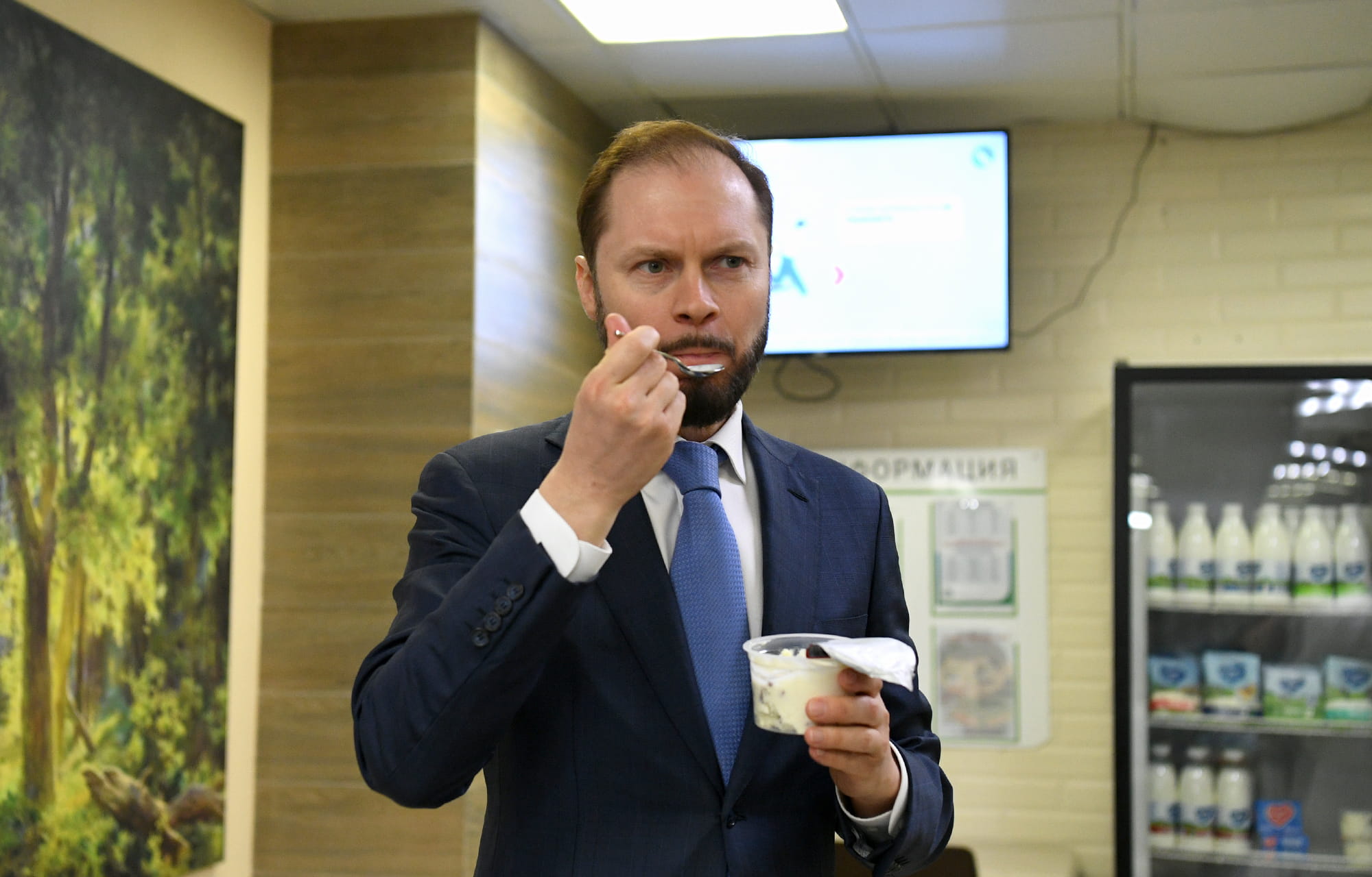 Виталий Королев и Оксана Лут осмотрели новую школу и предприятия Конаковского округа