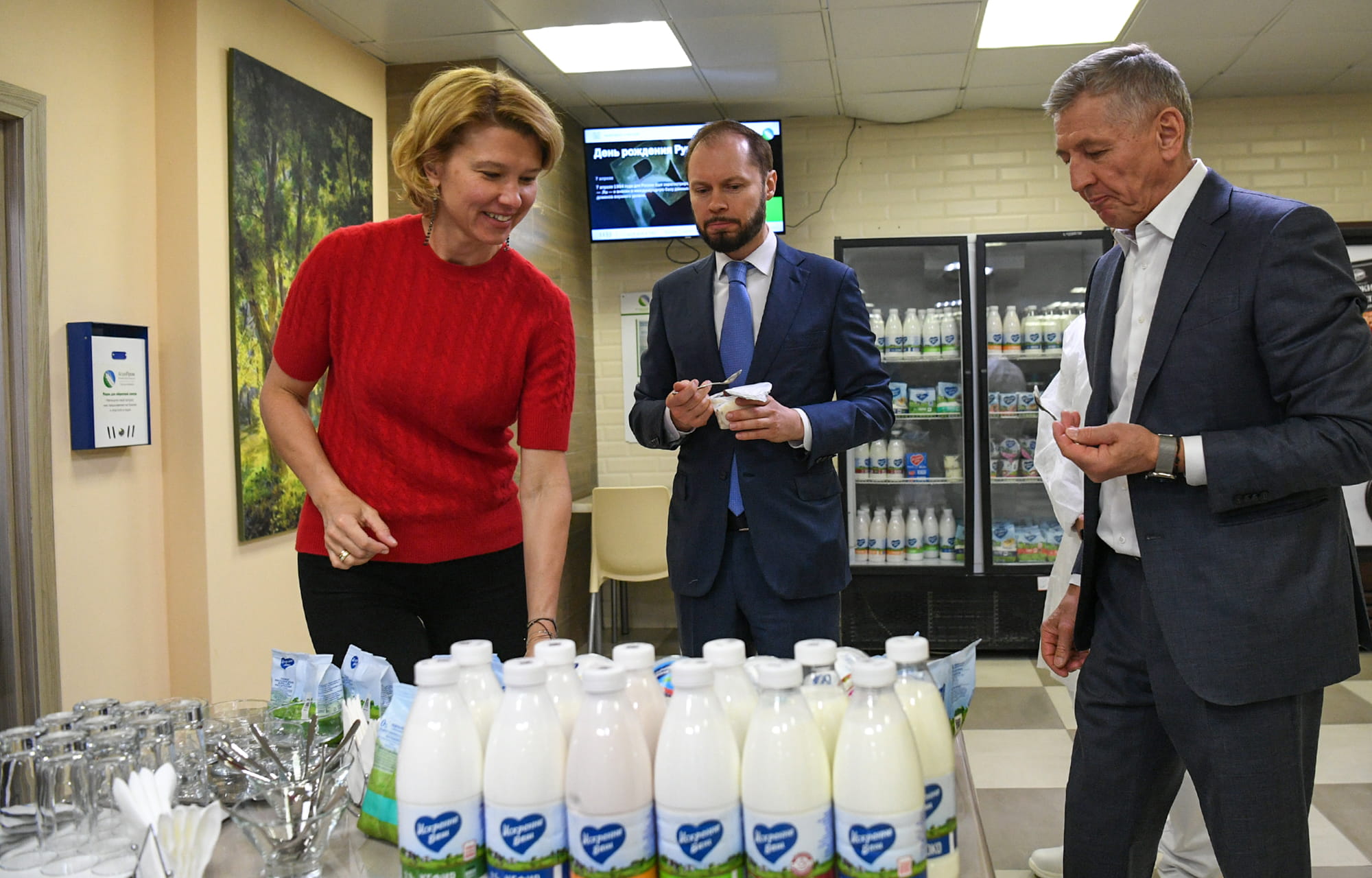 Виталий Королев и Оксана Лут осмотрели новую школу и предприятия Конаковского округа