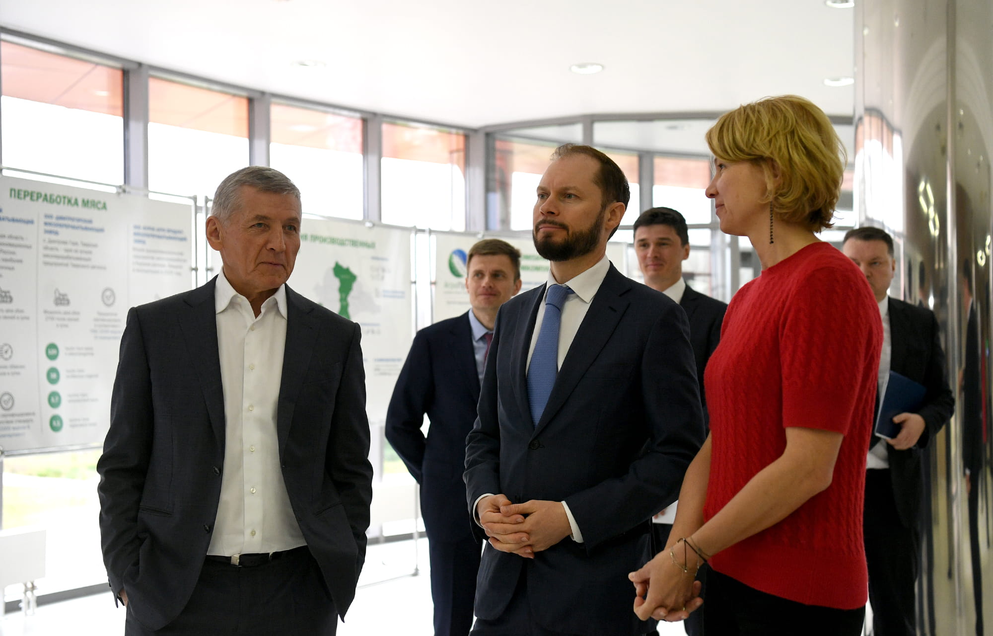 Виталий Королев и Оксана Лут осмотрели новую школу и предприятия Конаковского округа