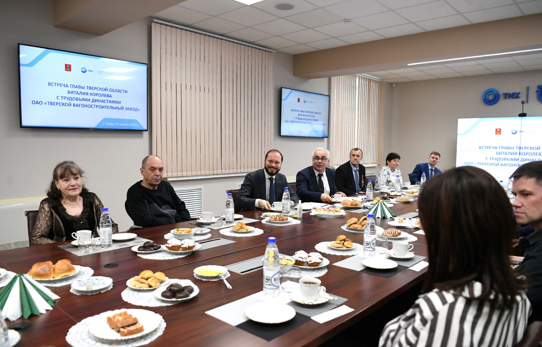 Виталий Королев на тверском вагонзаводе спросил совета у опытных работников и пожелал успехов молодым