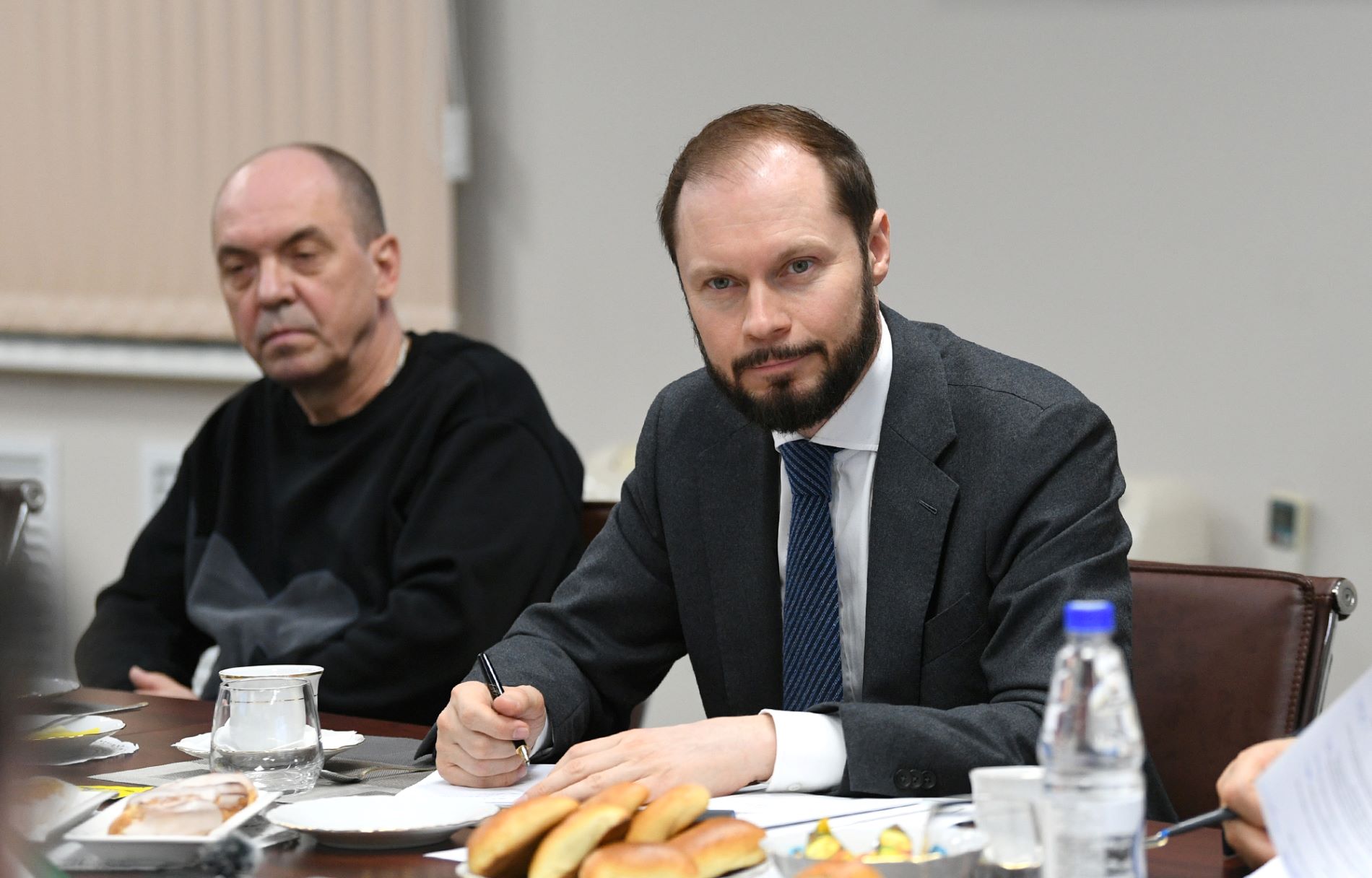 Виталий Королев на тверском вагонзаводе спросил совета у опытных работников и пожелал успехов молодым