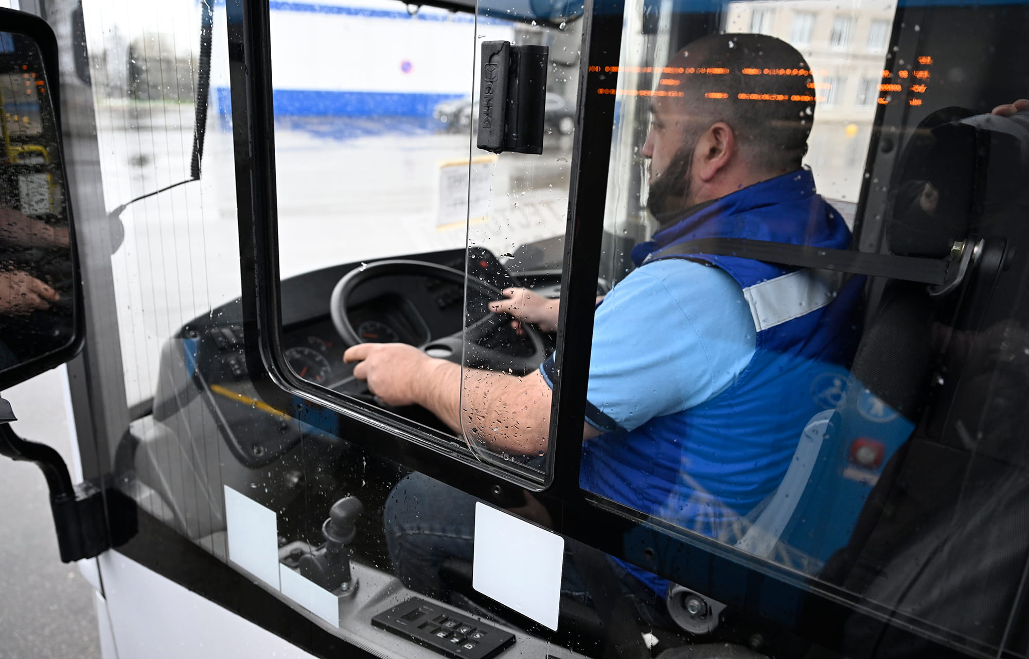 Мы должны улучшать качество перевозок: Виталий Королев поставил задачи по транспорту в Тверской области