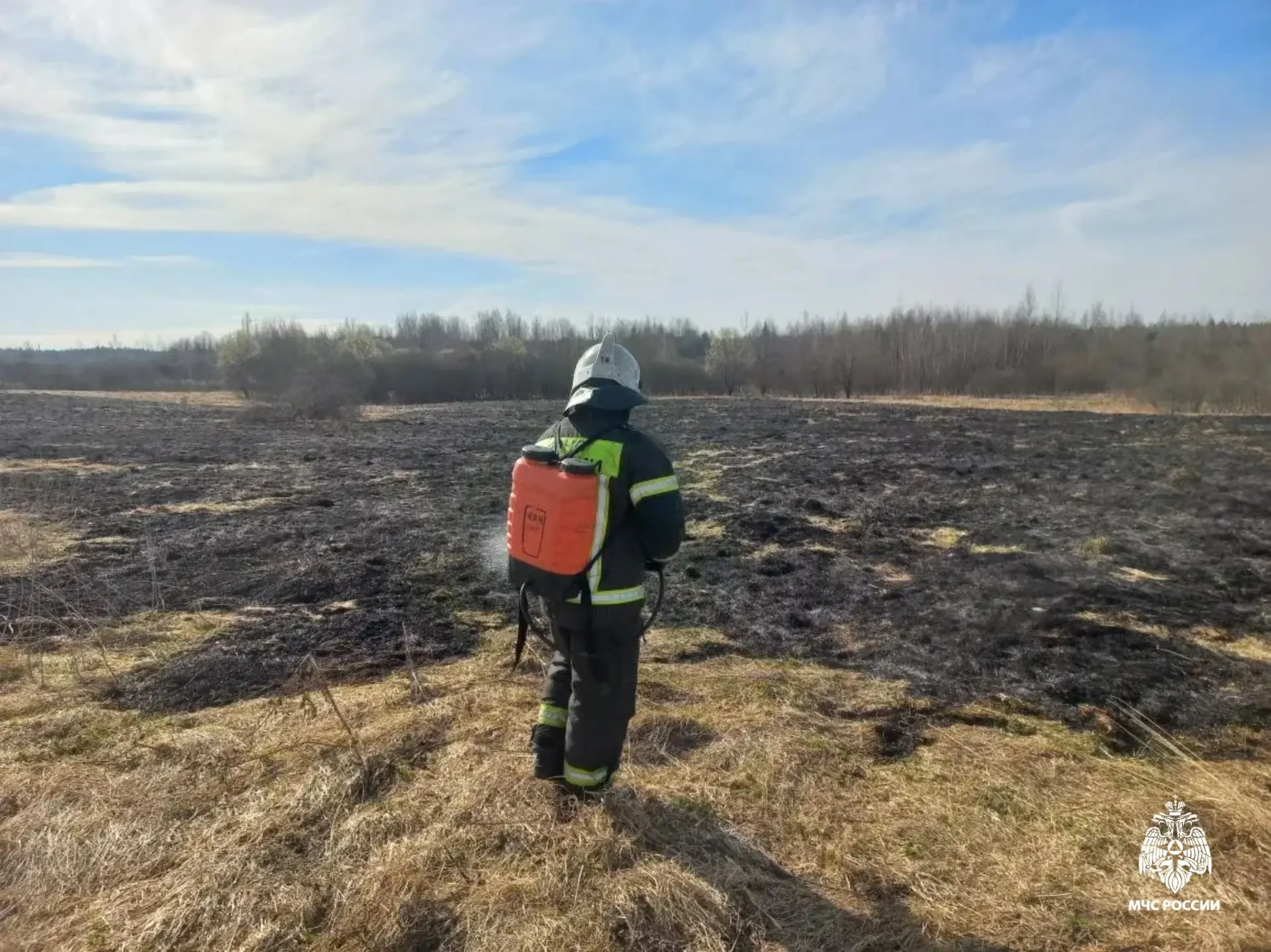 За день пожарные восемь раз выезжали на пал травы в Тверской области