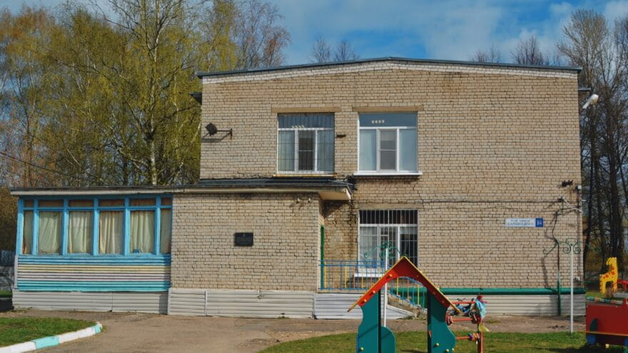 Тверские депутаты помогли детскому саду №125 решить проблемы с мусором и парковкой