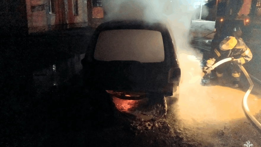 Ночной пожар уничтожил машину в Тверской области