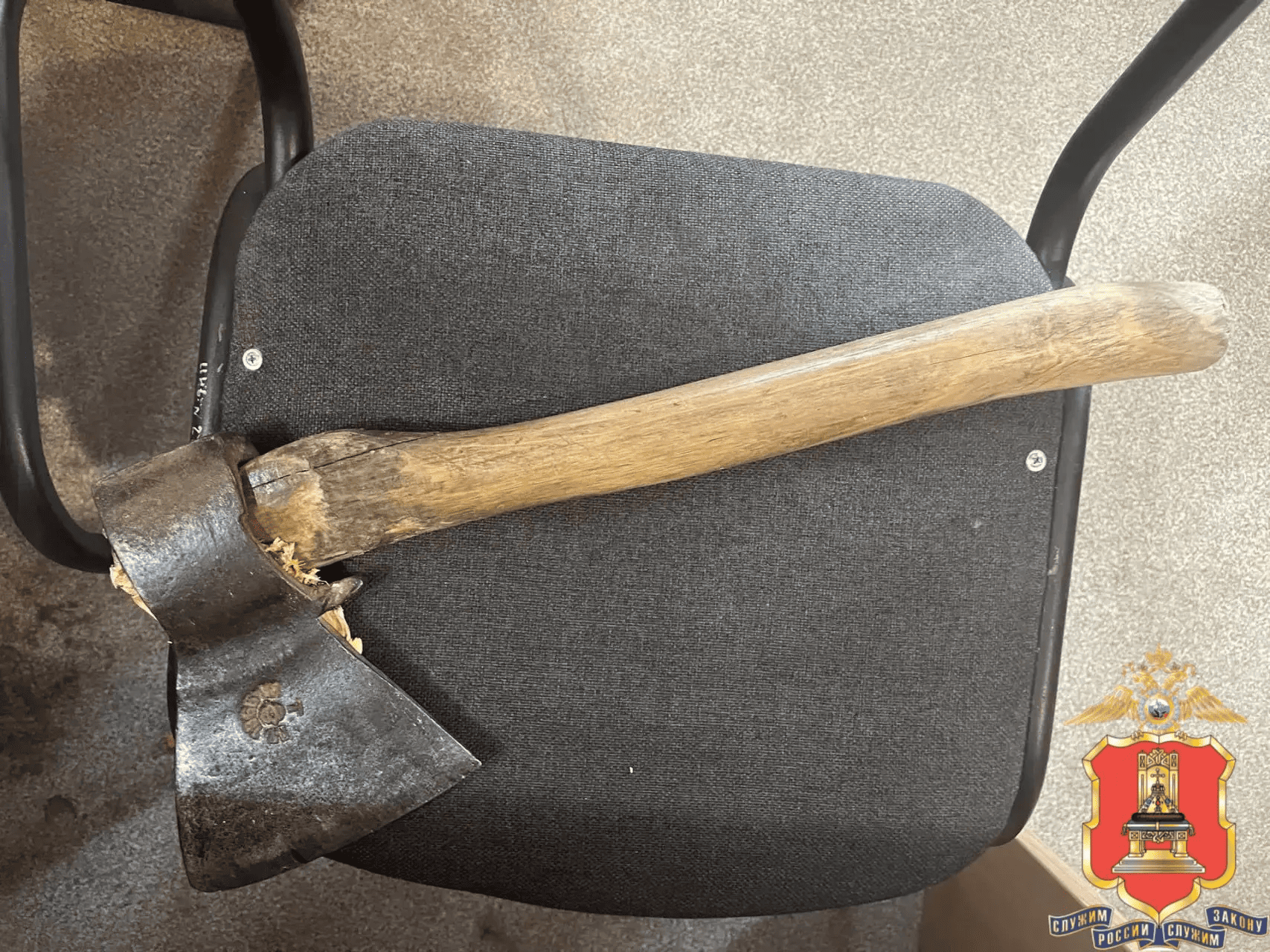 Соседская обида под топором привела в полицию в Тверской области