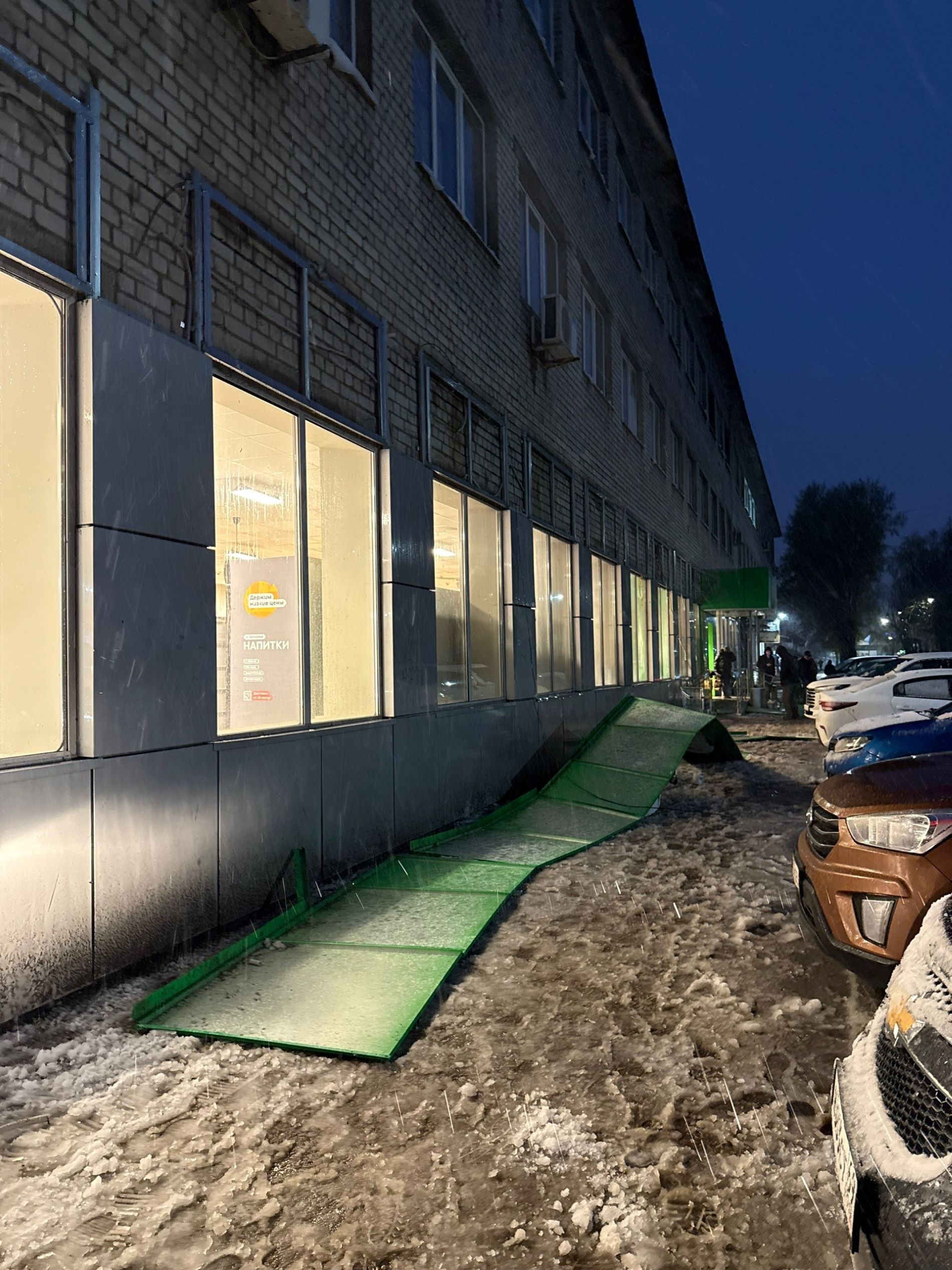 У «Пятёрочки» в Твери ветром снесло вывеску