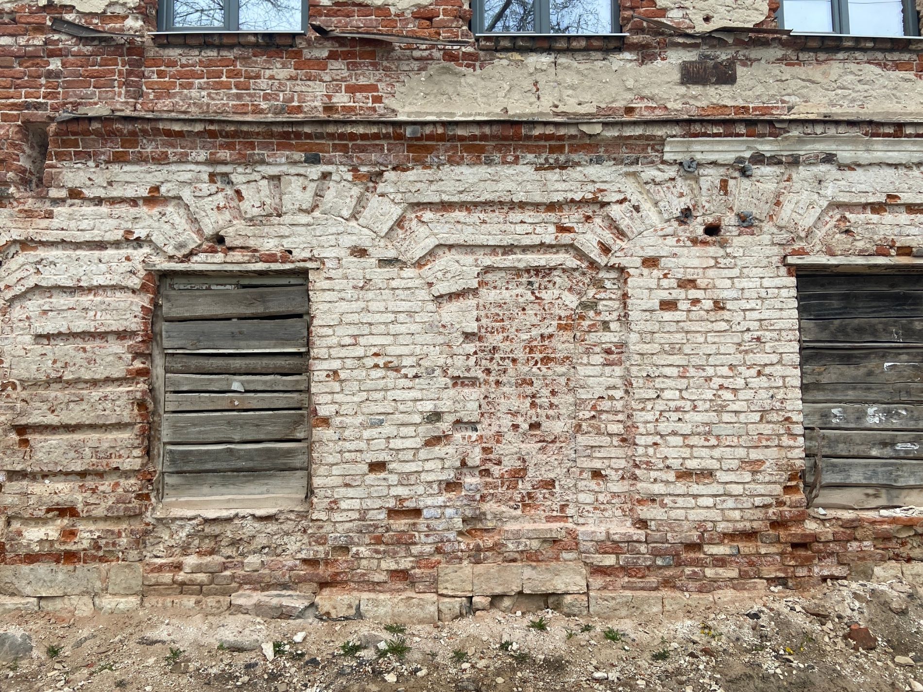 Во время работ в старинном доме Тверской области открылись арки