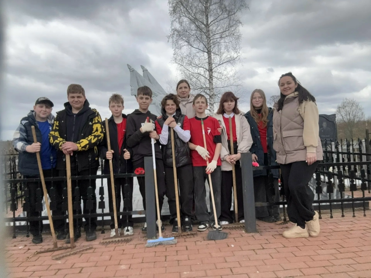 «Верни герою имя»: бологовские школьники приводят в порядок памятные места
