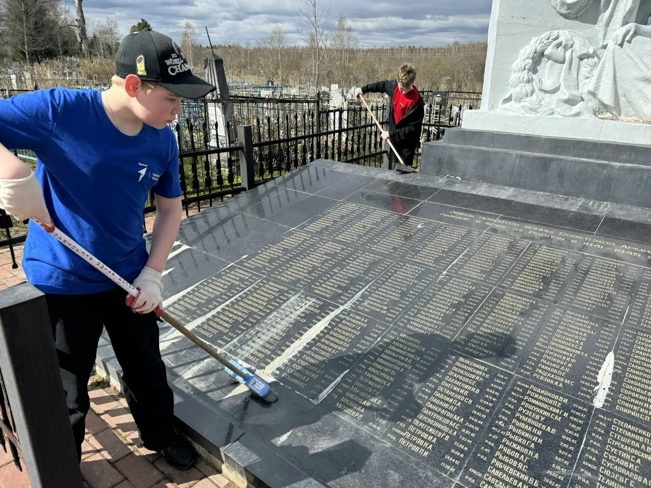 «Верни герою имя»: бологовские школьники приводят в порядок памятные места