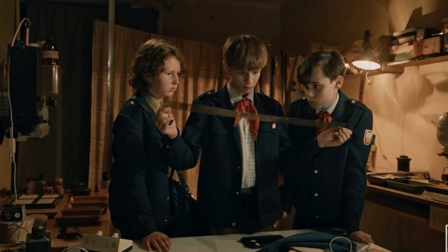 Урок по спасению ностальгии: стоит ли смотреть новый сериал «Радар»