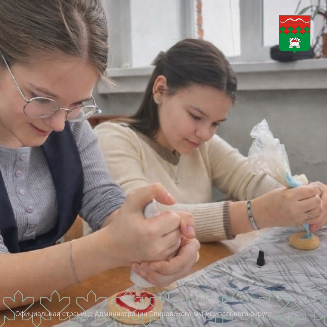 Школьники Тверской области изготовили подушки и органайзеры для бойцов