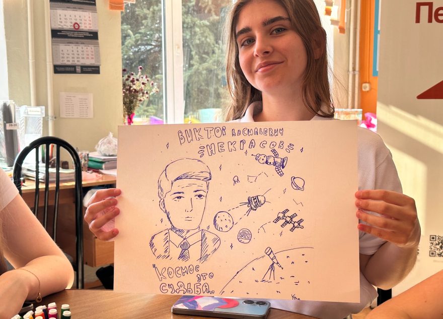 Молодежь Тверской области рисовала "космический" эскиз мурала для ДК