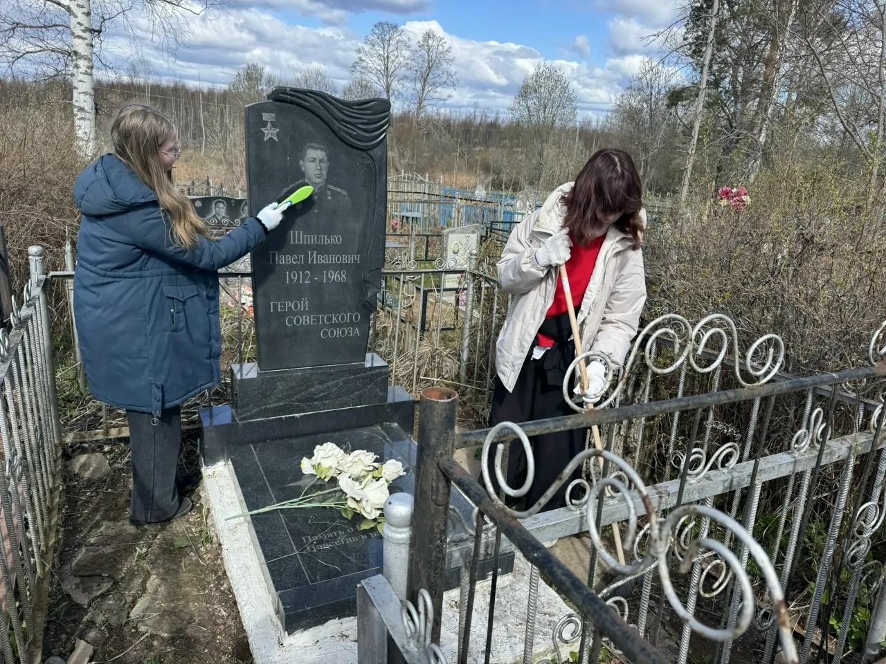 «Верни герою имя»: бологовские школьники приводят в порядок памятные места