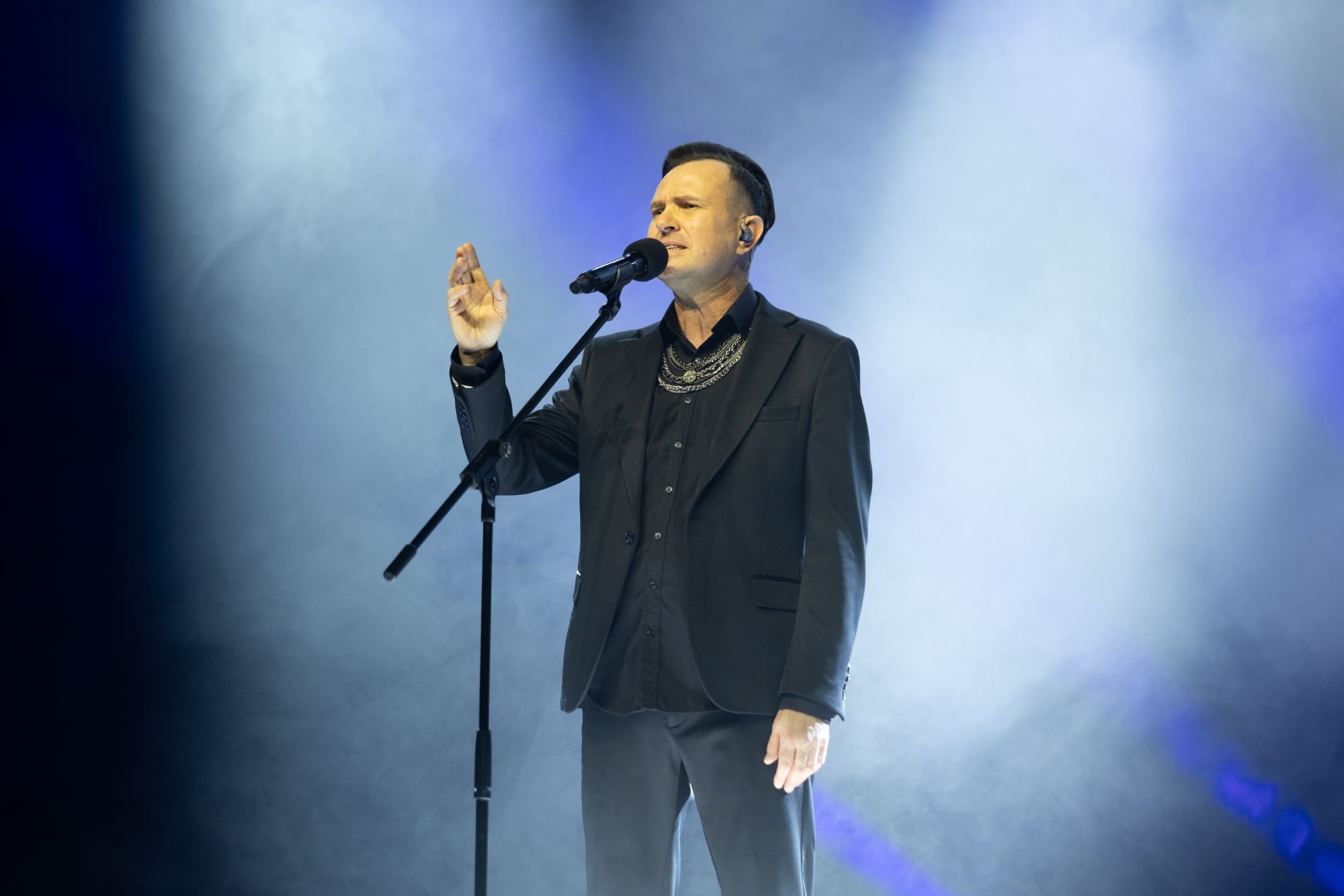 Известный певец продолжает помогать бойцам из Тверской области