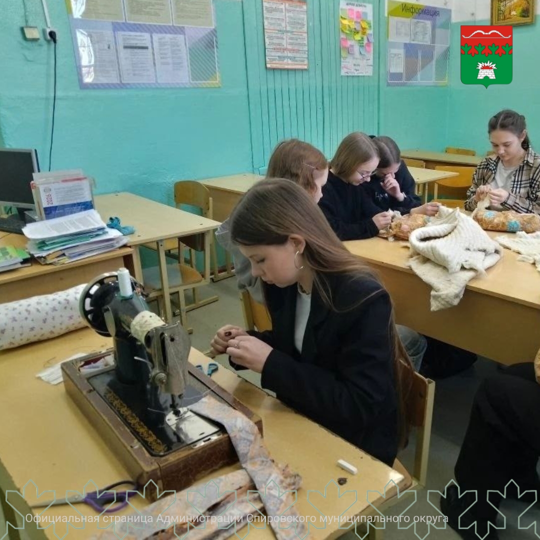 Школьники Тверской области изготовили подушки и органайзеры для бойцов