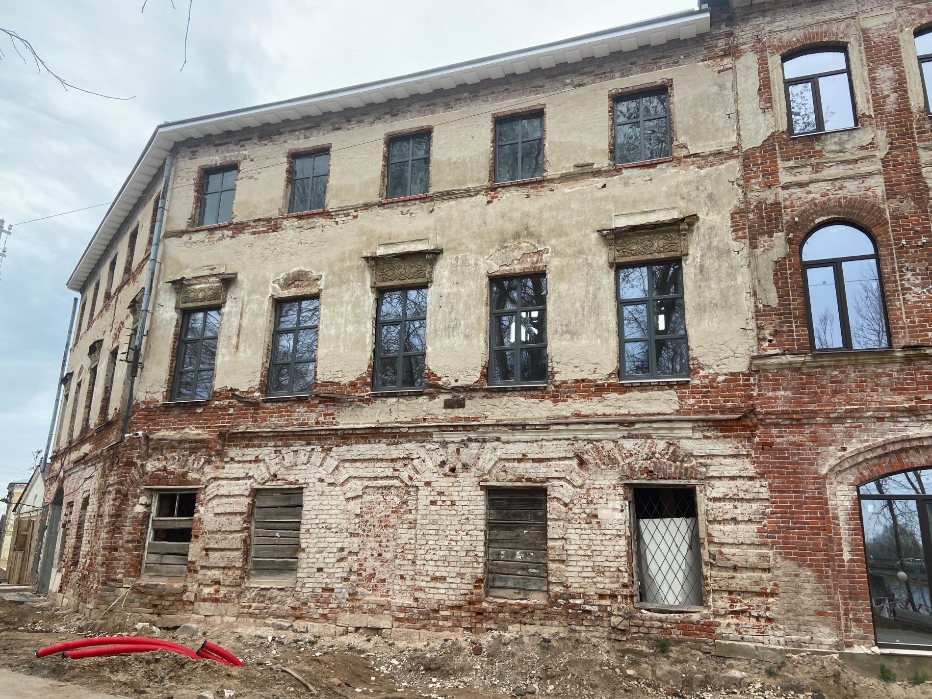 Во время работ в старинном доме Тверской области открылись арки