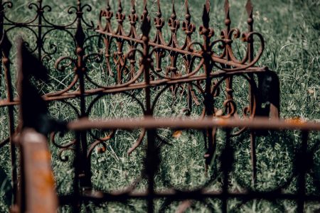 На кладбище в Тверской области повредили 76 надгробий надгробий