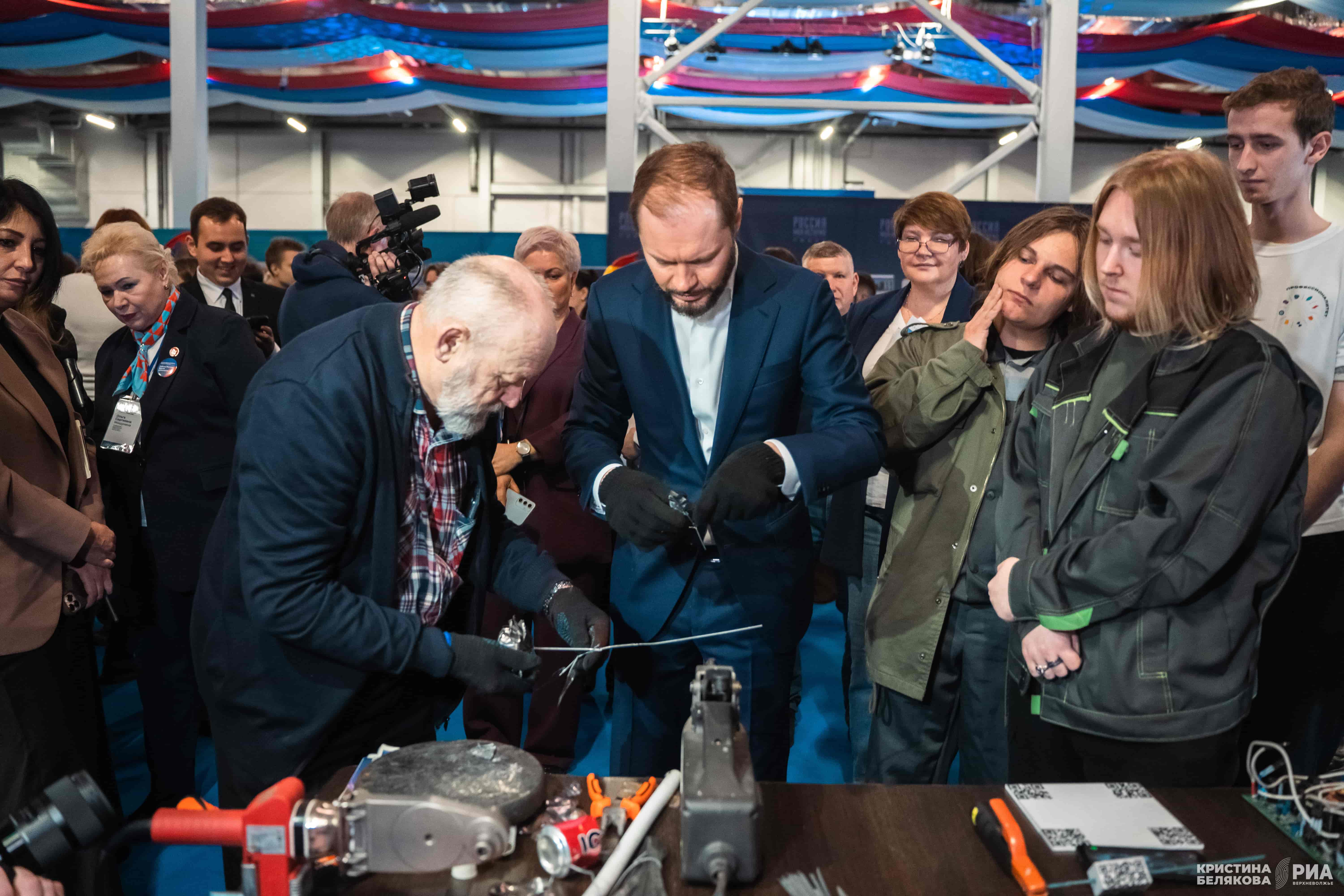 Аж искры летели: Виталий Королёв сделал розу из стали