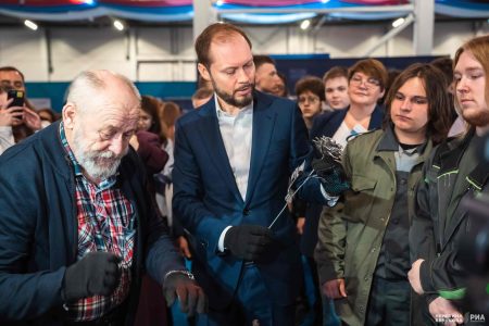 Аж искры летели: Виталий Королёв сделал розу из стали