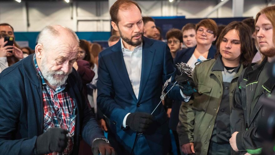 Аж искры летели: Виталий Королёв сделал розу из стали