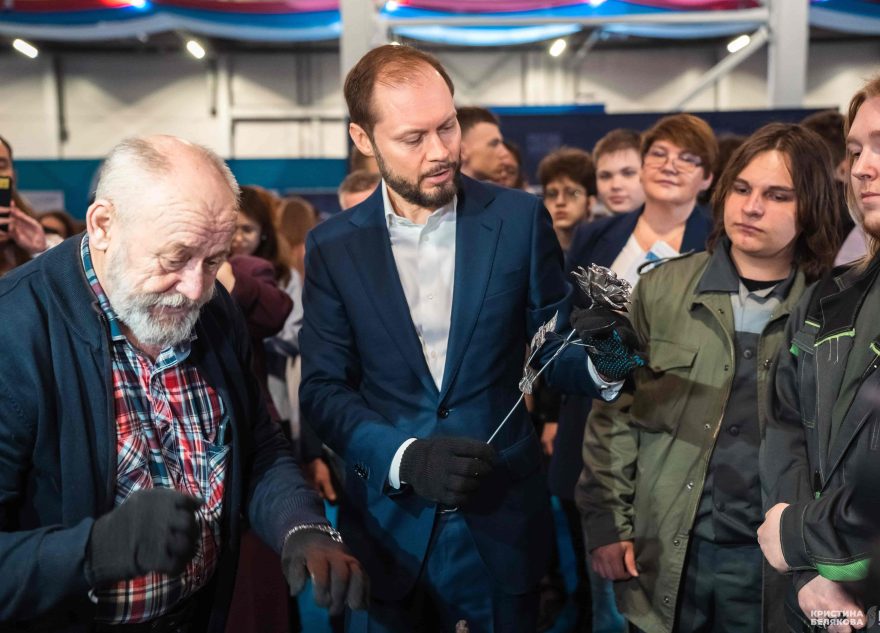 Аж искры летели: Виталий Королёв сделал розу из стали