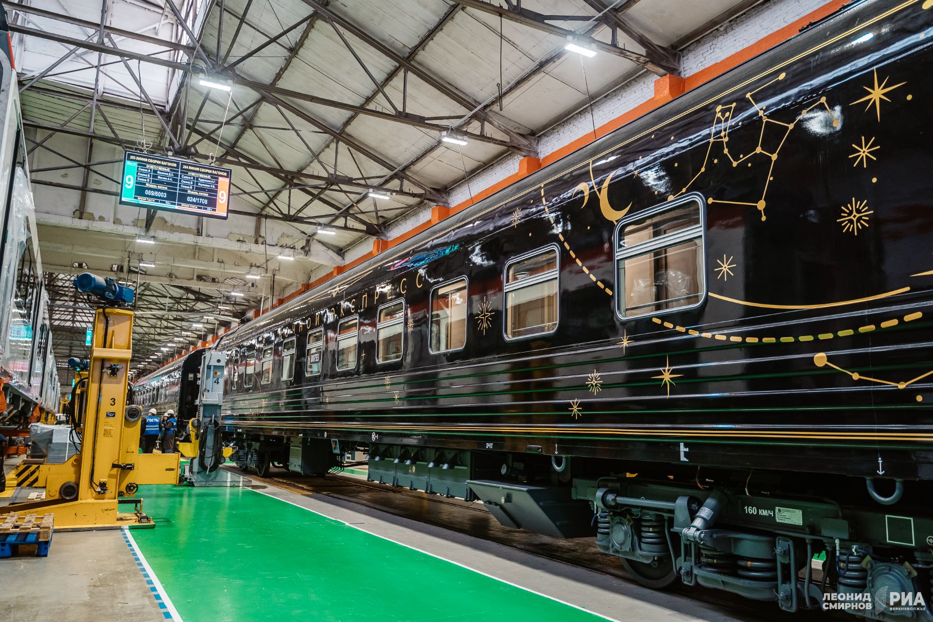 Виталий Королев на тверском вагонзаводе спросил совета у опытных работников и пожелал успехов молодым