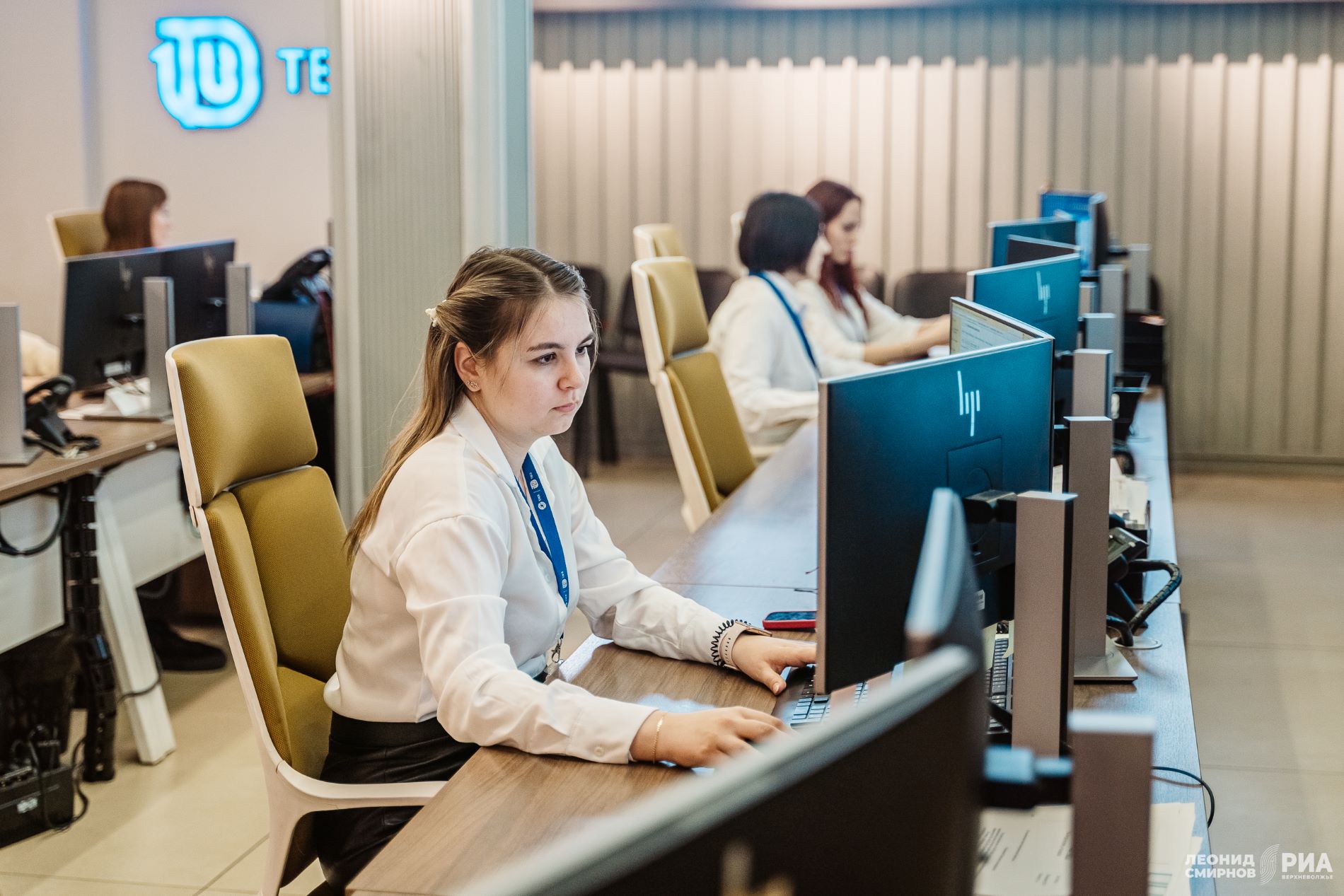 Виталий Королев на тверском вагонзаводе спросил совета у опытных работников и пожелал успехов молодым