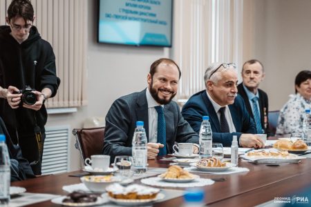 Виталий Королев на тверском вагонзаводе спросил совета у опытных работников и пожелал успехов молодым