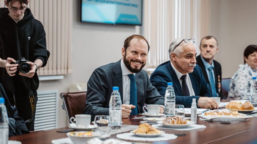 Виталий Королев на тверском вагонзаводе спросил совета у опытных работников и пожелал успехов молодым