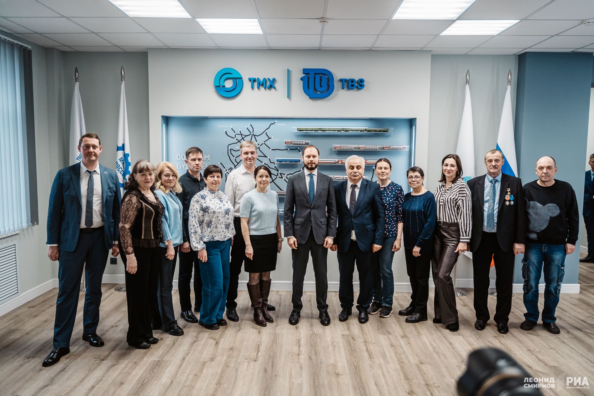 Виталий Королев на тверском вагонзаводе спросил совета у опытных работников и пожелал успехов молодым