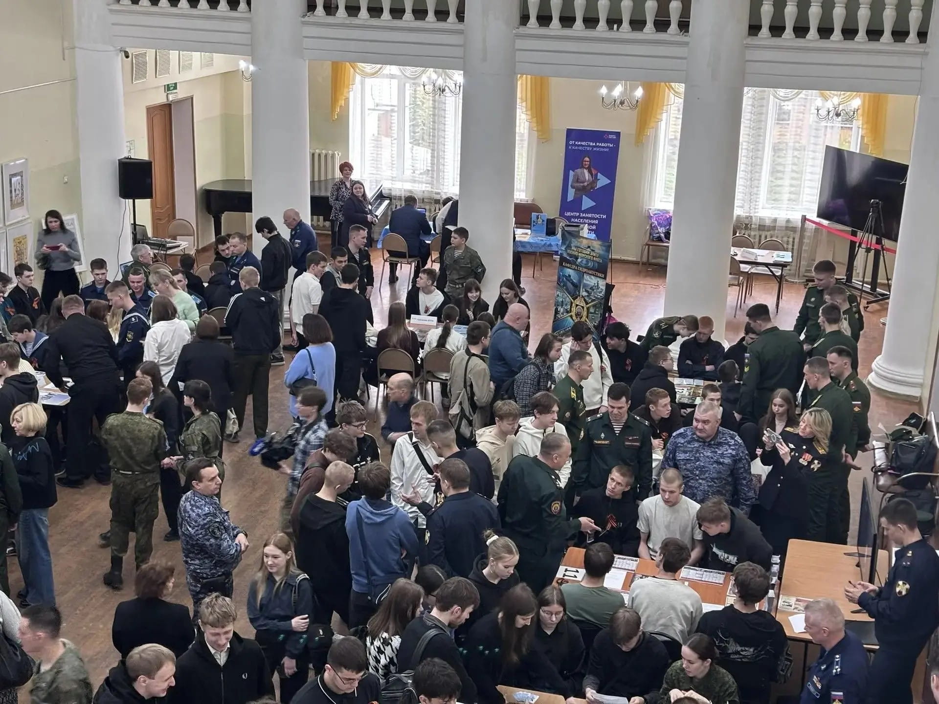 Около 500 старшеклассников Тверской области стали участниками ярмарки «Выбор военной профессии»