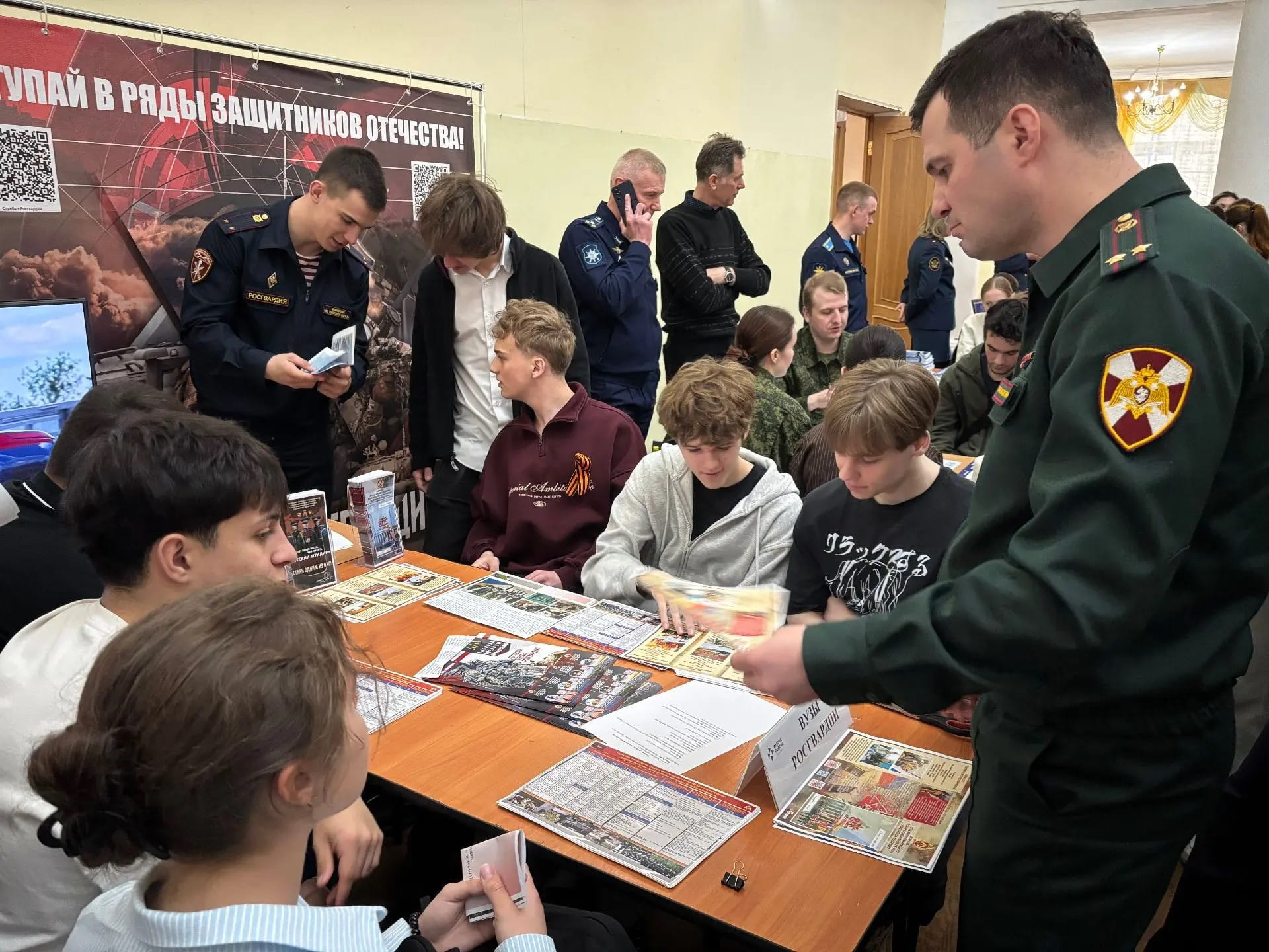 Около 500 старшеклассников Тверской области стали участниками ярмарки «Выбор военной профессии»