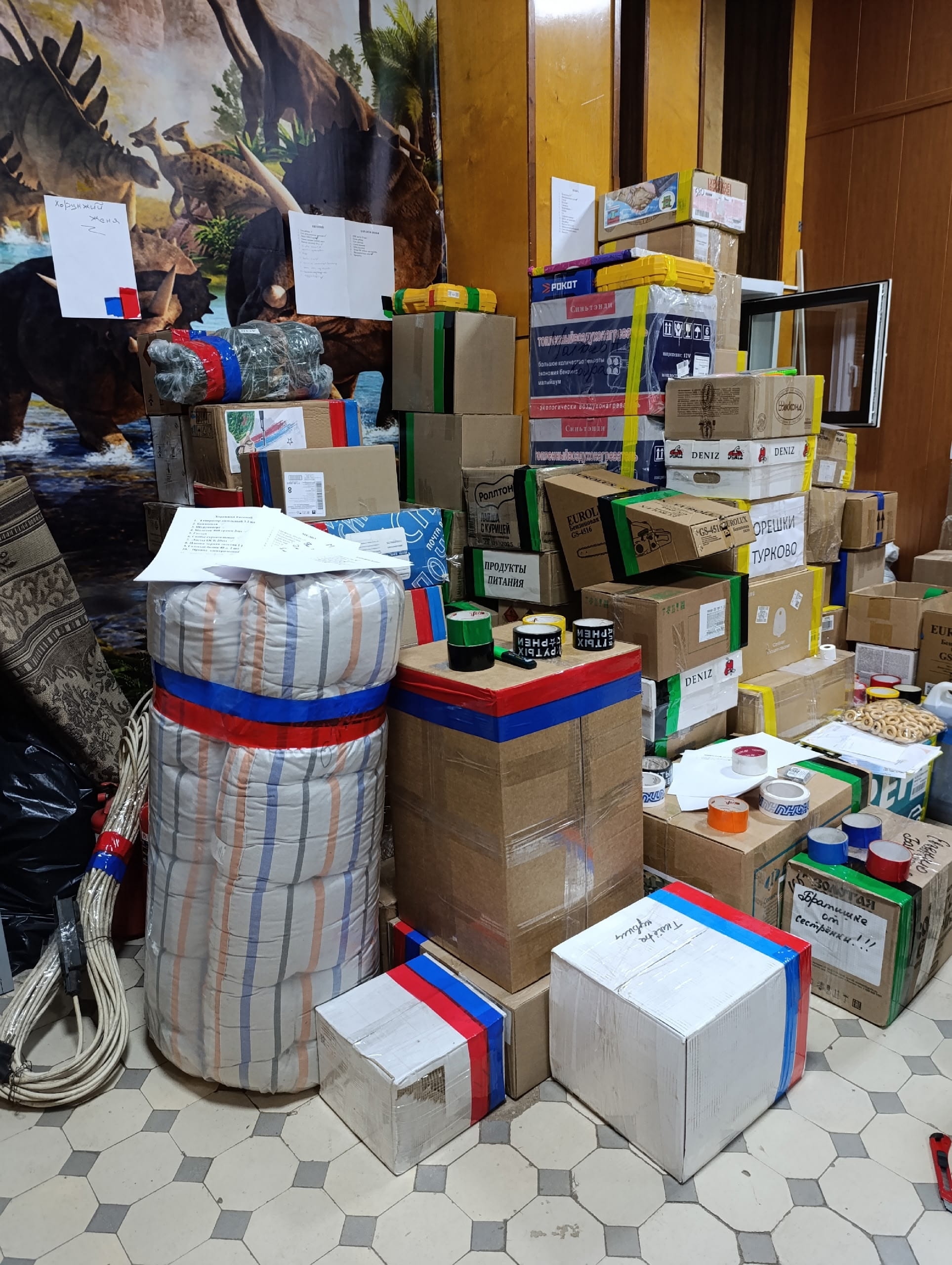 Муниципалитеты Тверской области передают в зону проведения СВО гуманитарные грузы с праздничными гостинцами