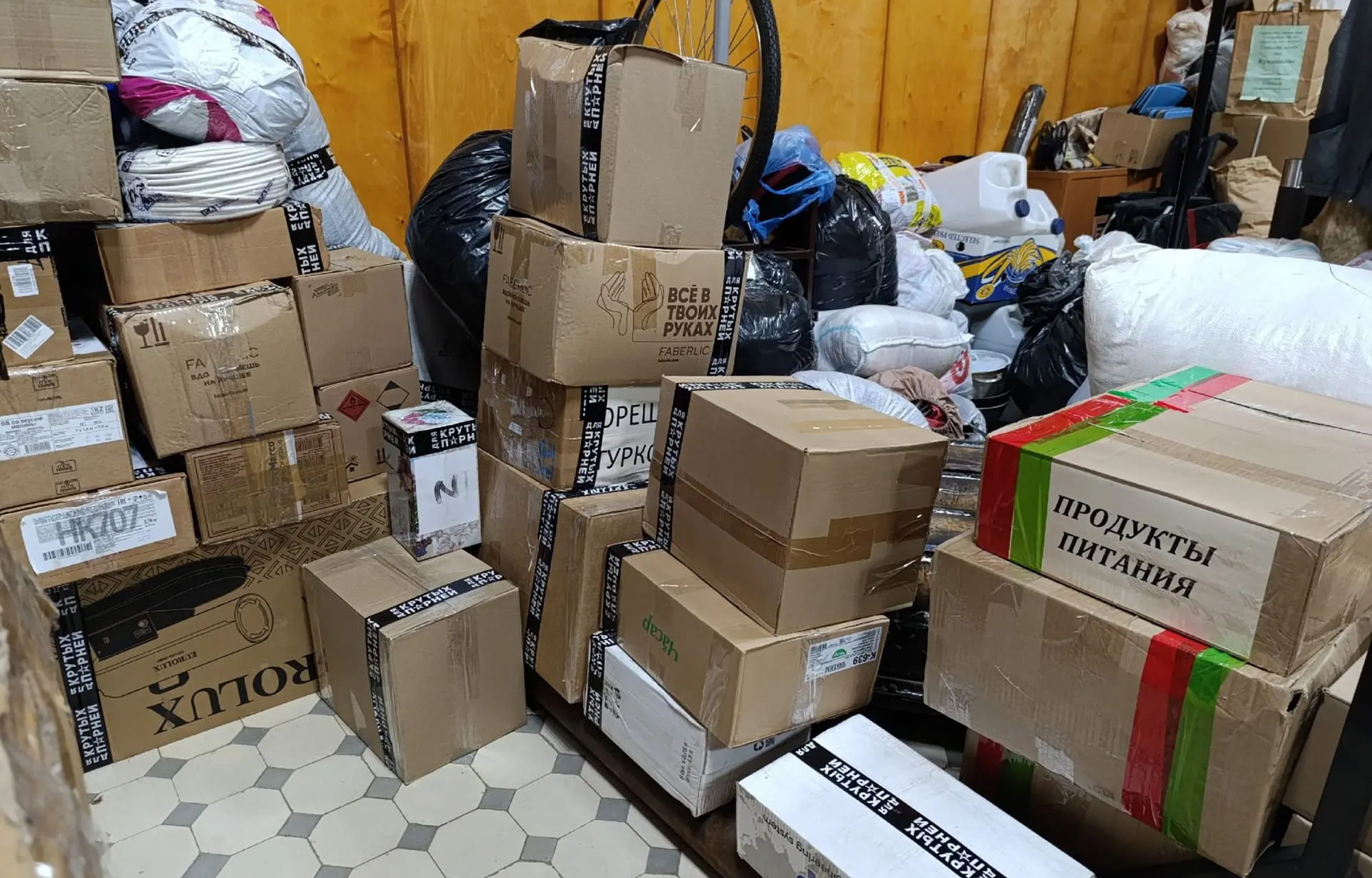 Муниципалитеты Тверской области передают в зону проведения СВО гуманитарные грузы с праздничными гостинцами