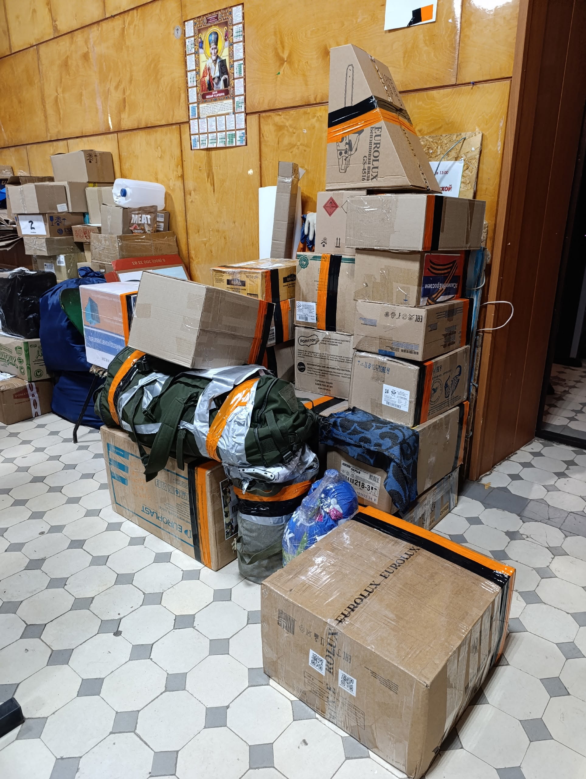 Муниципалитеты Тверской области передают в зону проведения СВО гуманитарные грузы с праздничными гостинцами