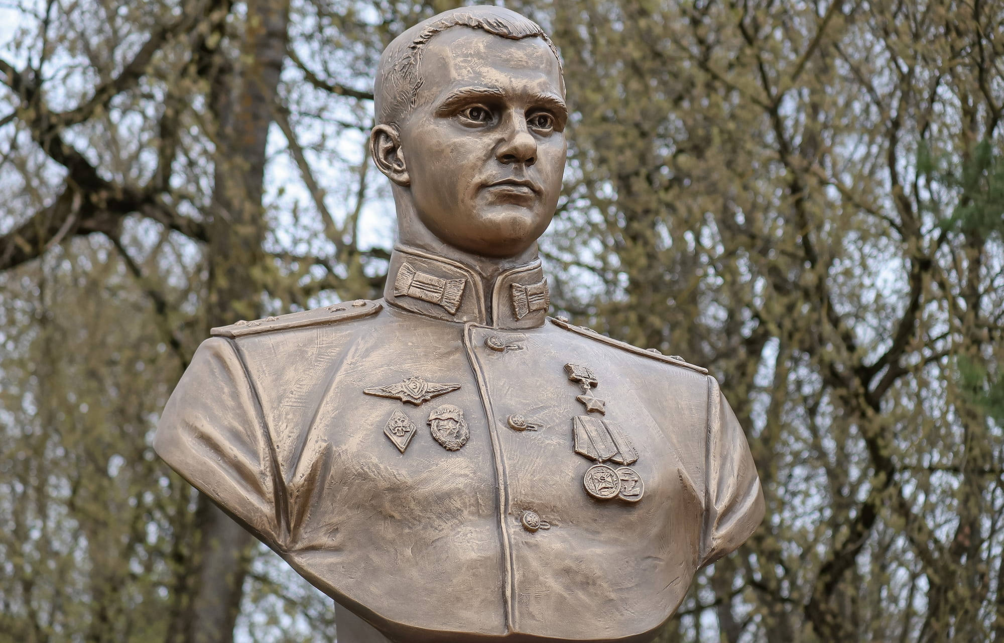 В Ржеве установили бюсты Героев России Александра Фролова и Михаила Васильева