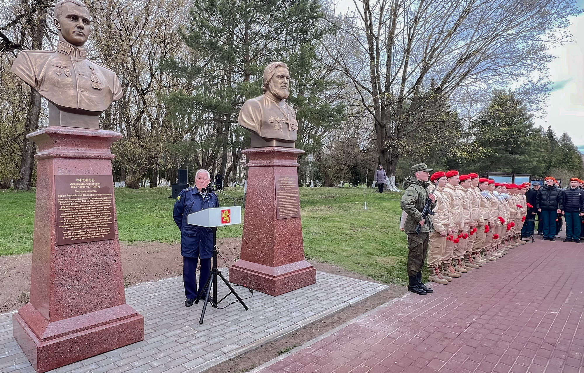 В Ржеве установили бюсты Героев России Александра Фролова и Михаила Васильева