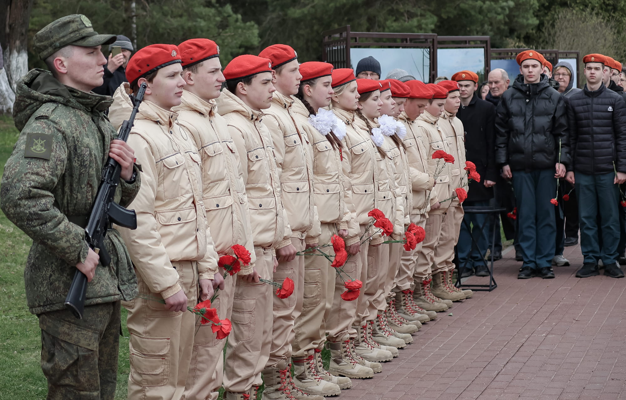 В Ржеве установили бюсты Героев России Александра Фролова и Михаила Васильева