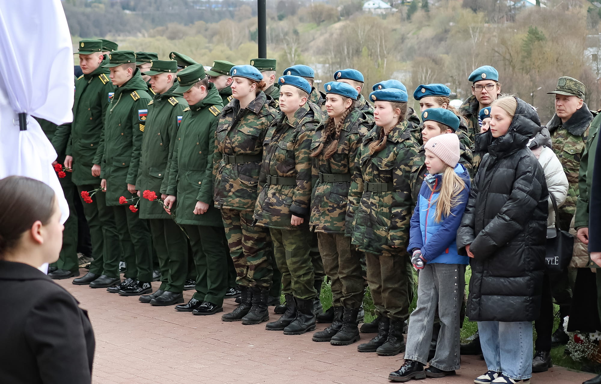 В Ржеве установили бюсты Героев России Александра Фролова и Михаила Васильева