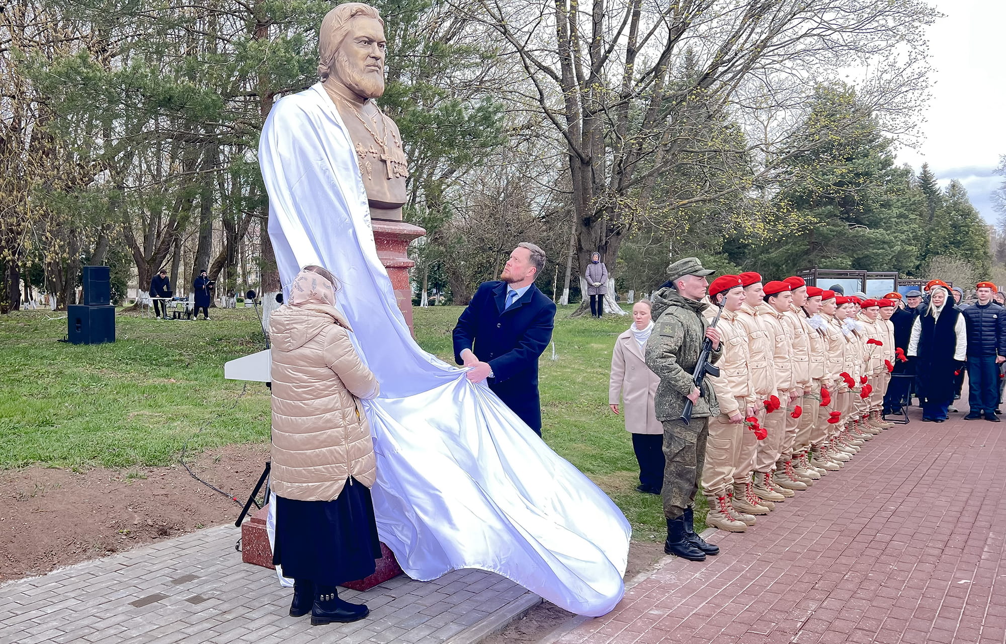 В Ржеве установили бюсты Героев России Александра Фролова и Михаила Васильева