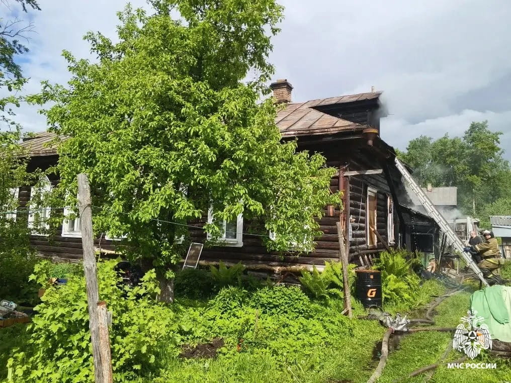 В Тверской области пожарные спасли жилой дом от уничтожения