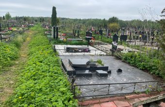 Вандалы продолжают громить кладбища в Тверской области громить