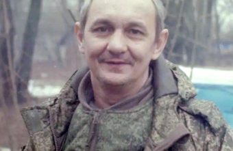 участника