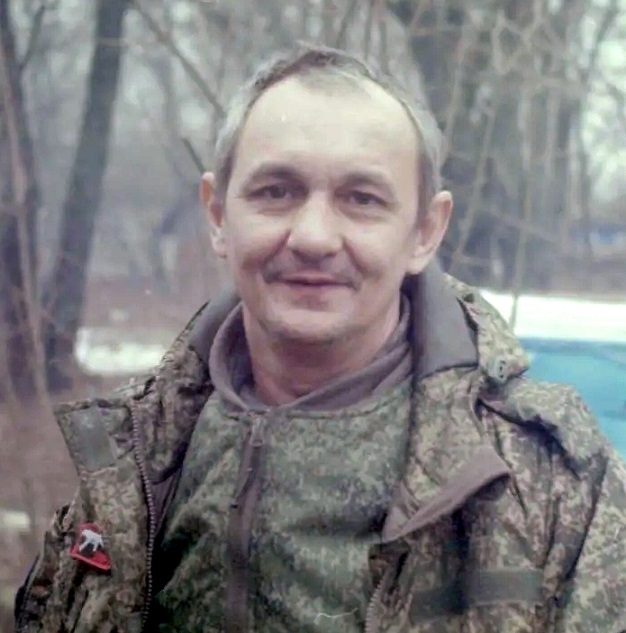 участника